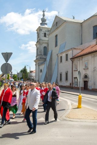 Przemarsz uczestników Jubileuszu Szkoły